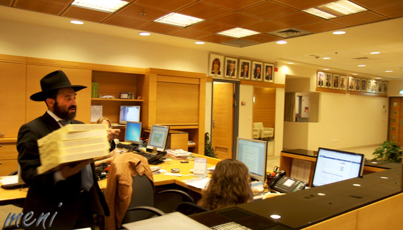 חסידי חב"ד חילקו מצות לשרי הממשלה