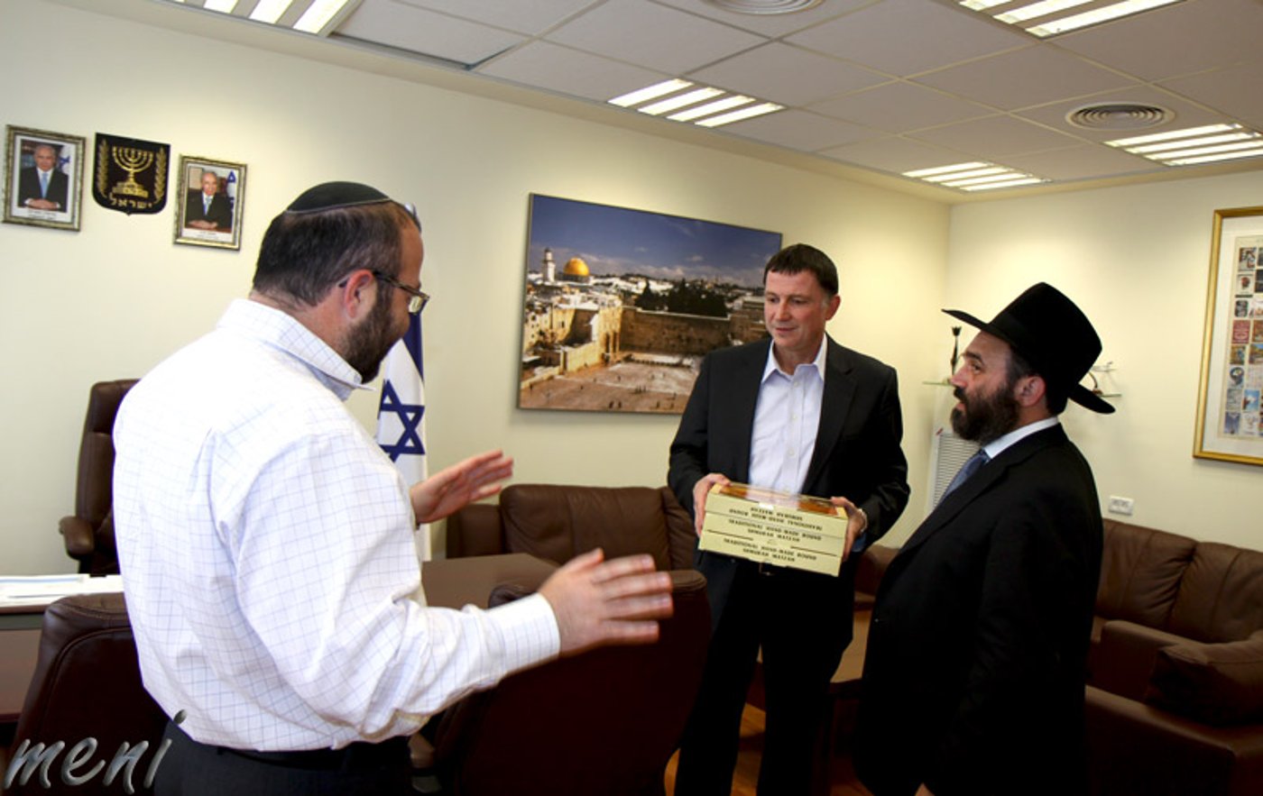 חסידי חב"ד חילקו מצות לשרי הממשלה
