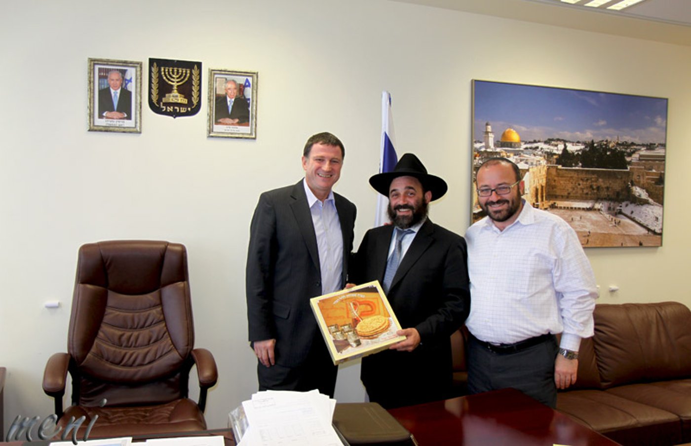 חסידי חב"ד חילקו מצות לשרי הממשלה