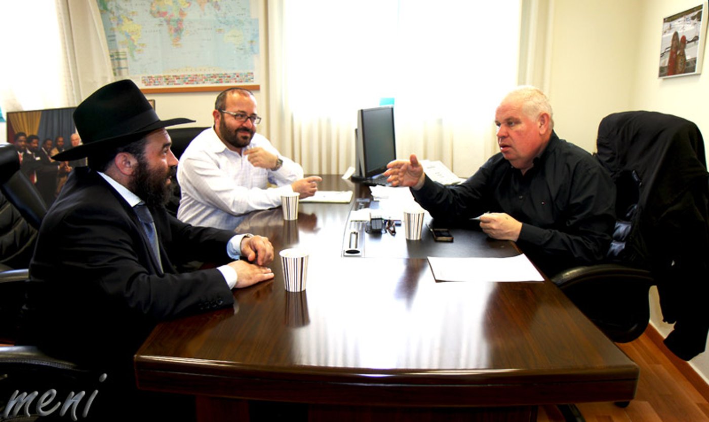 חסידי חב"ד חילקו מצות לשרי הממשלה