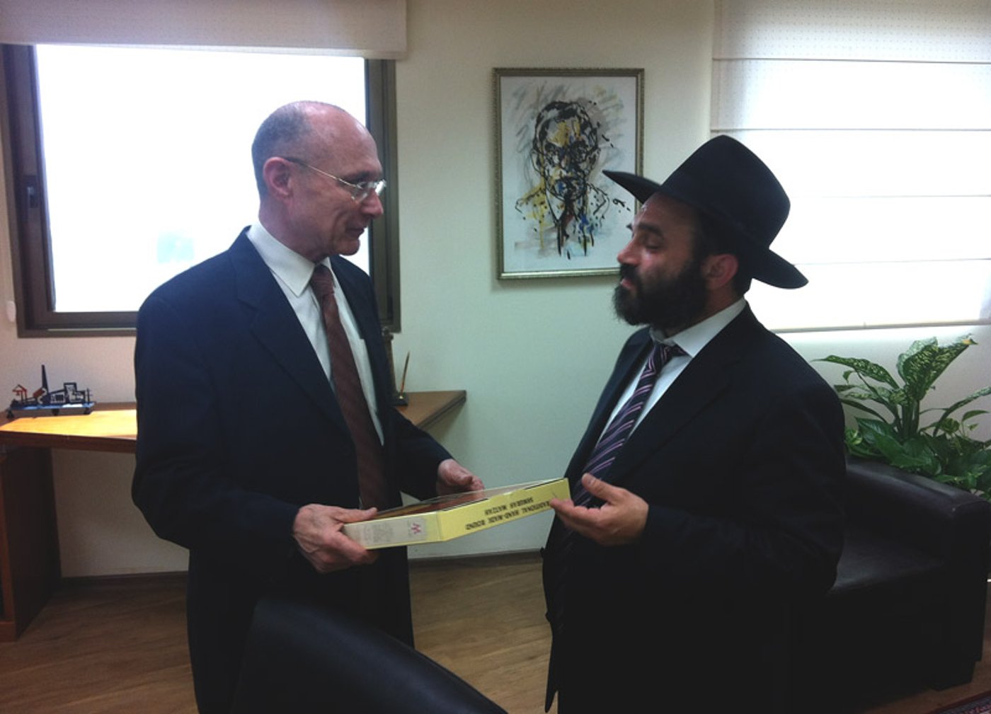 חסידי חב"ד חילקו מצות לשרי הממשלה