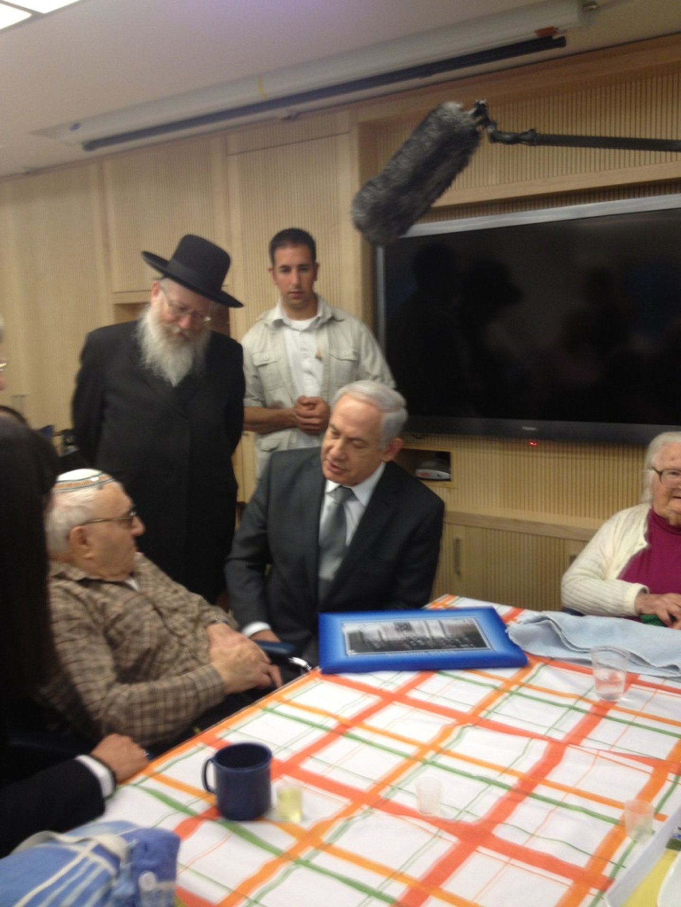 נתניהו וליצמן הפתיעו הוסטל לניצולי שואה בירושלים