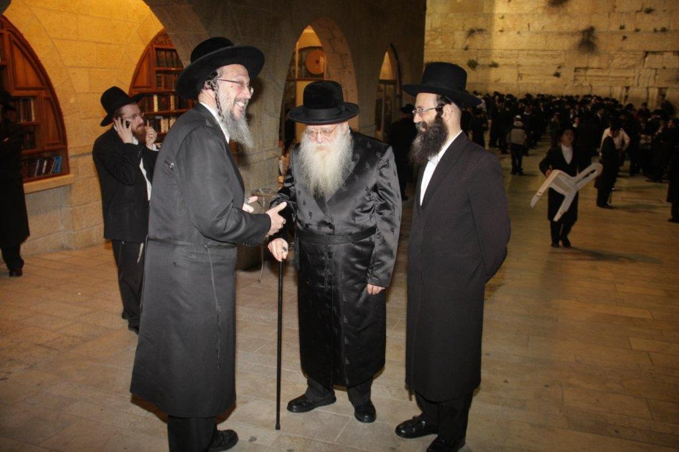 ויז'ניץ לעידן חדש: האדמו"ר התפלל עם החסידים בכותל