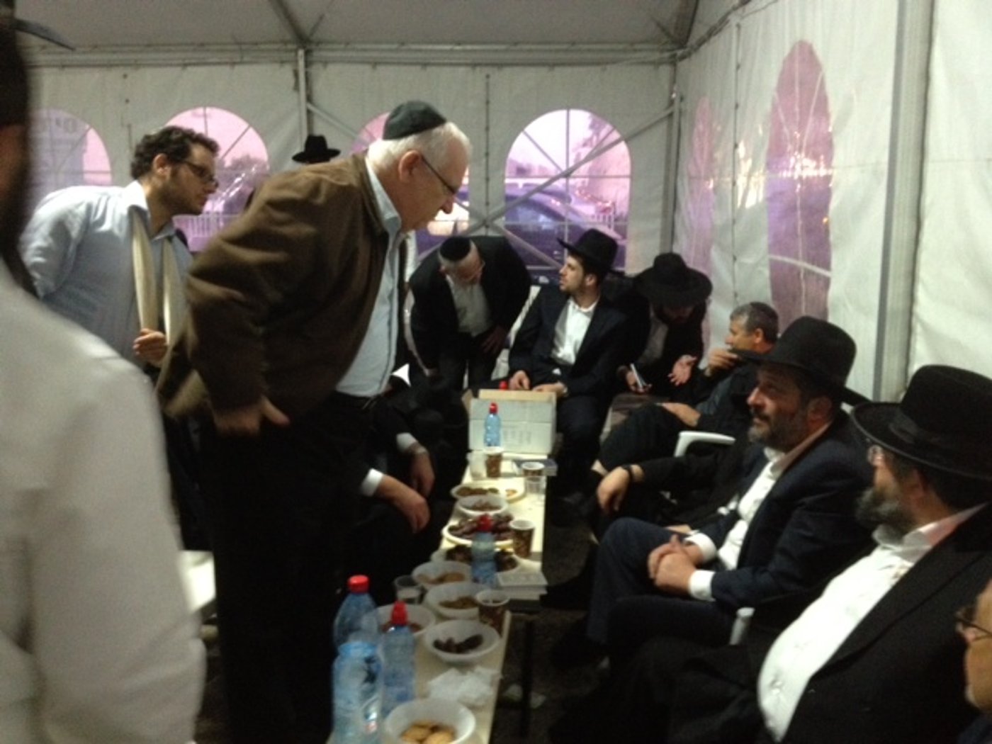 שבעה אצל דרעי: הנשיא פרס בא לנחם
