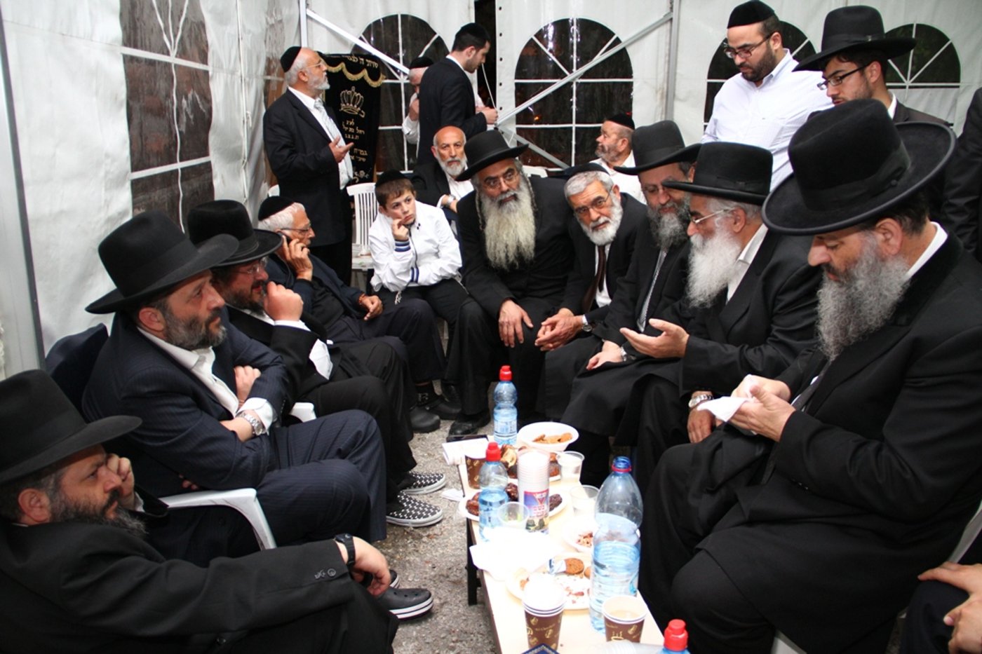 שבעה אצל דרעי: הנשיא פרס בא לנחם