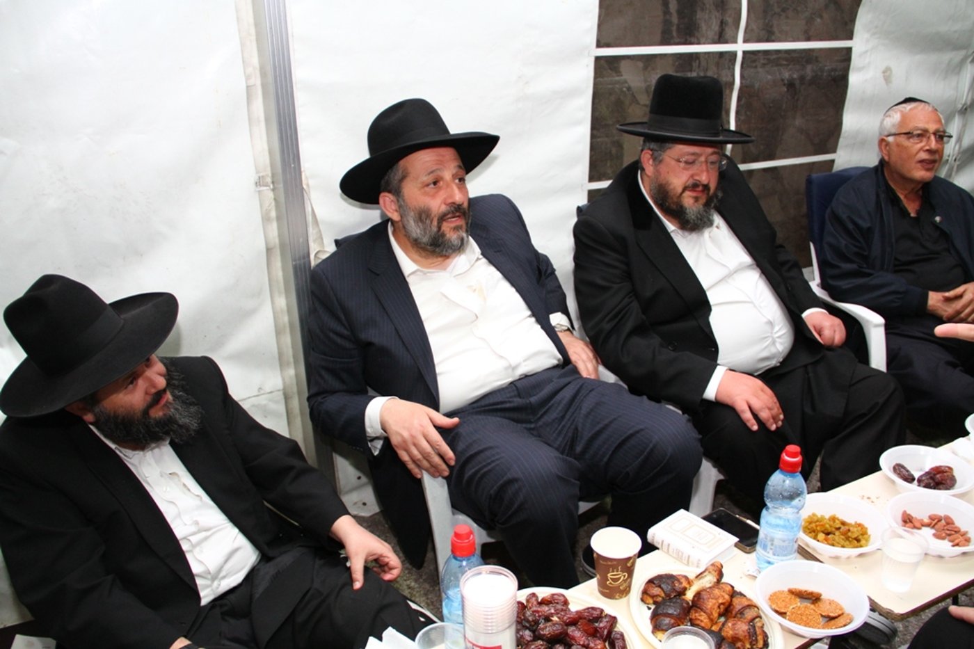 שבעה אצל דרעי: הנשיא פרס בא לנחם