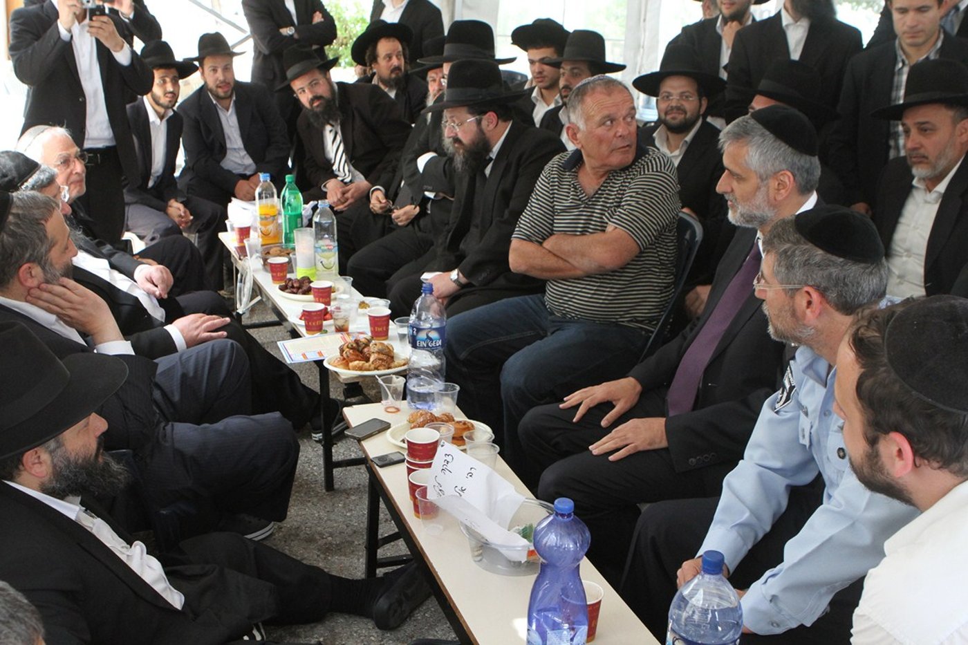 תמונה ראשונה: השר אלי ישי אצל אריה דרעי