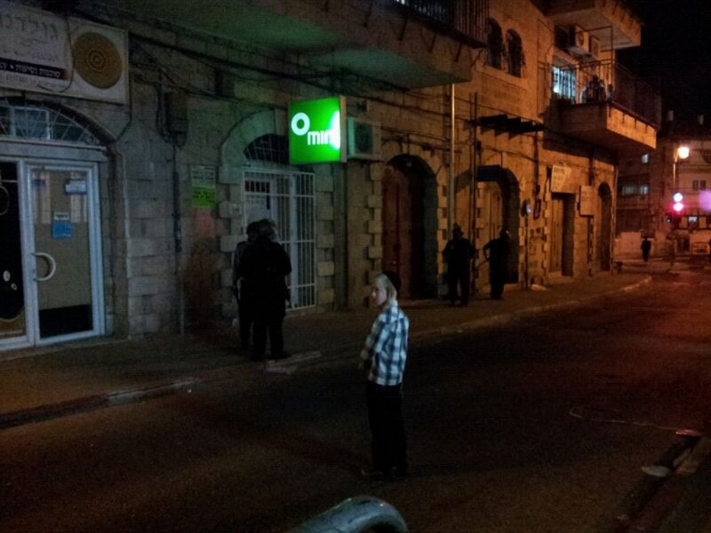 מאה שערים חזרה לבעור: שלושה עצורים
