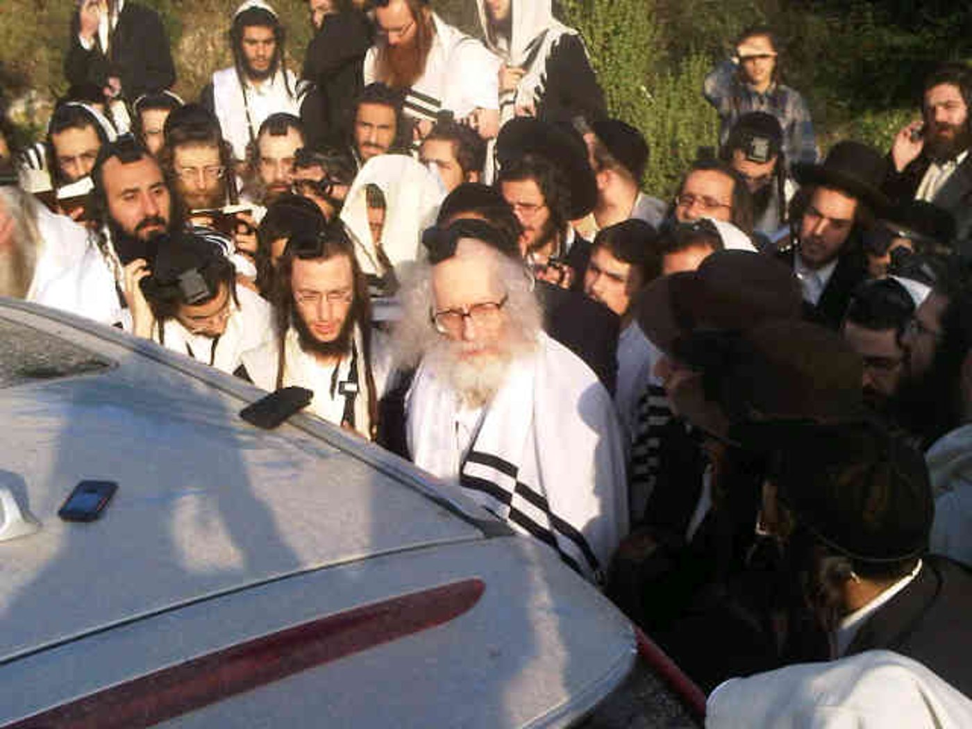 הגר"א ברלנד עם חסידיו, בעמוקה