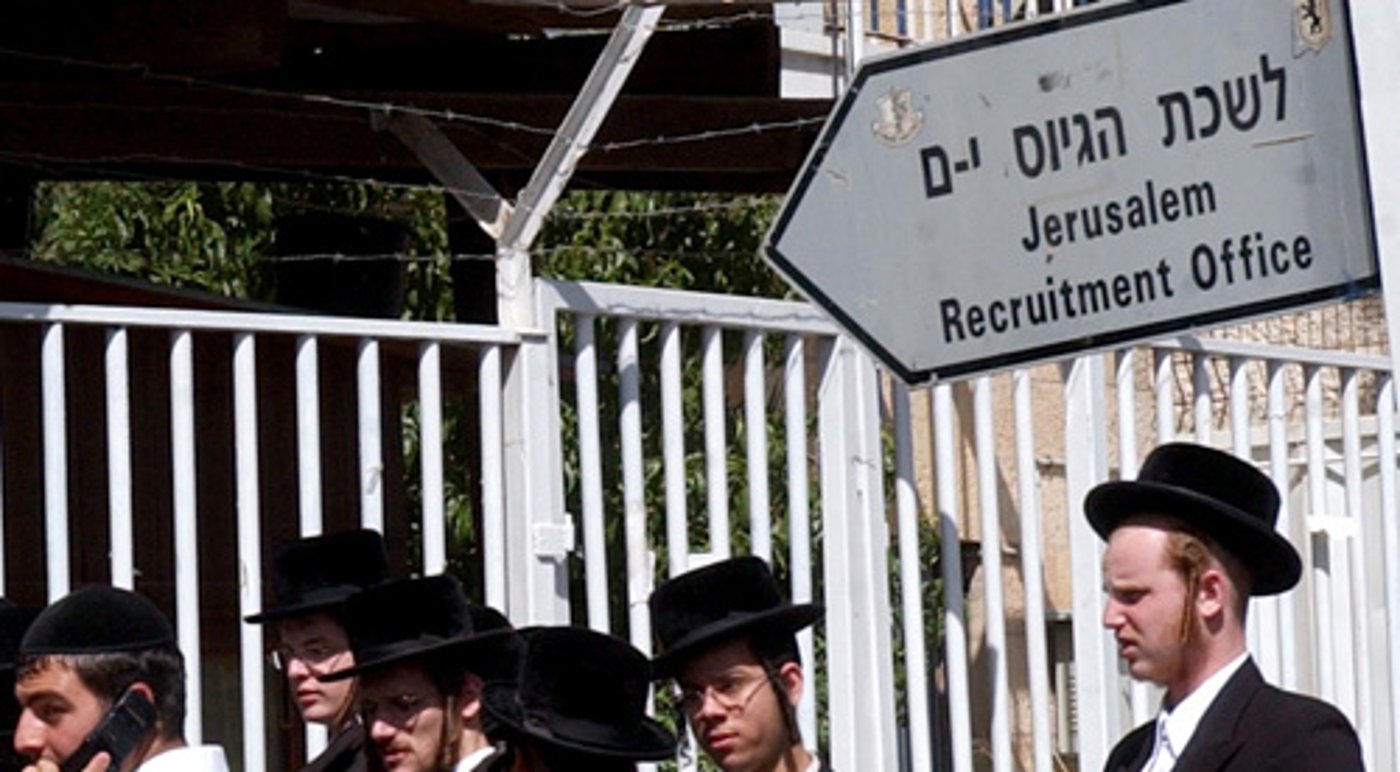 תלמידי ישיבה ליד לשכת גיוס