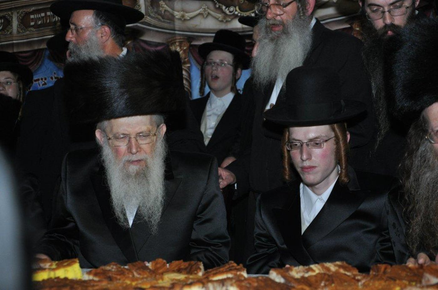 שמחת אירוסין: בת האדמו"ר מקוזמיר עם נכד האדמו"ר מסלונים