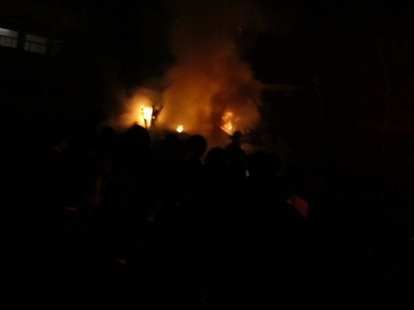 תיעוד: שריפה פרצה בסמוך לישיבה, הבחורים פונו