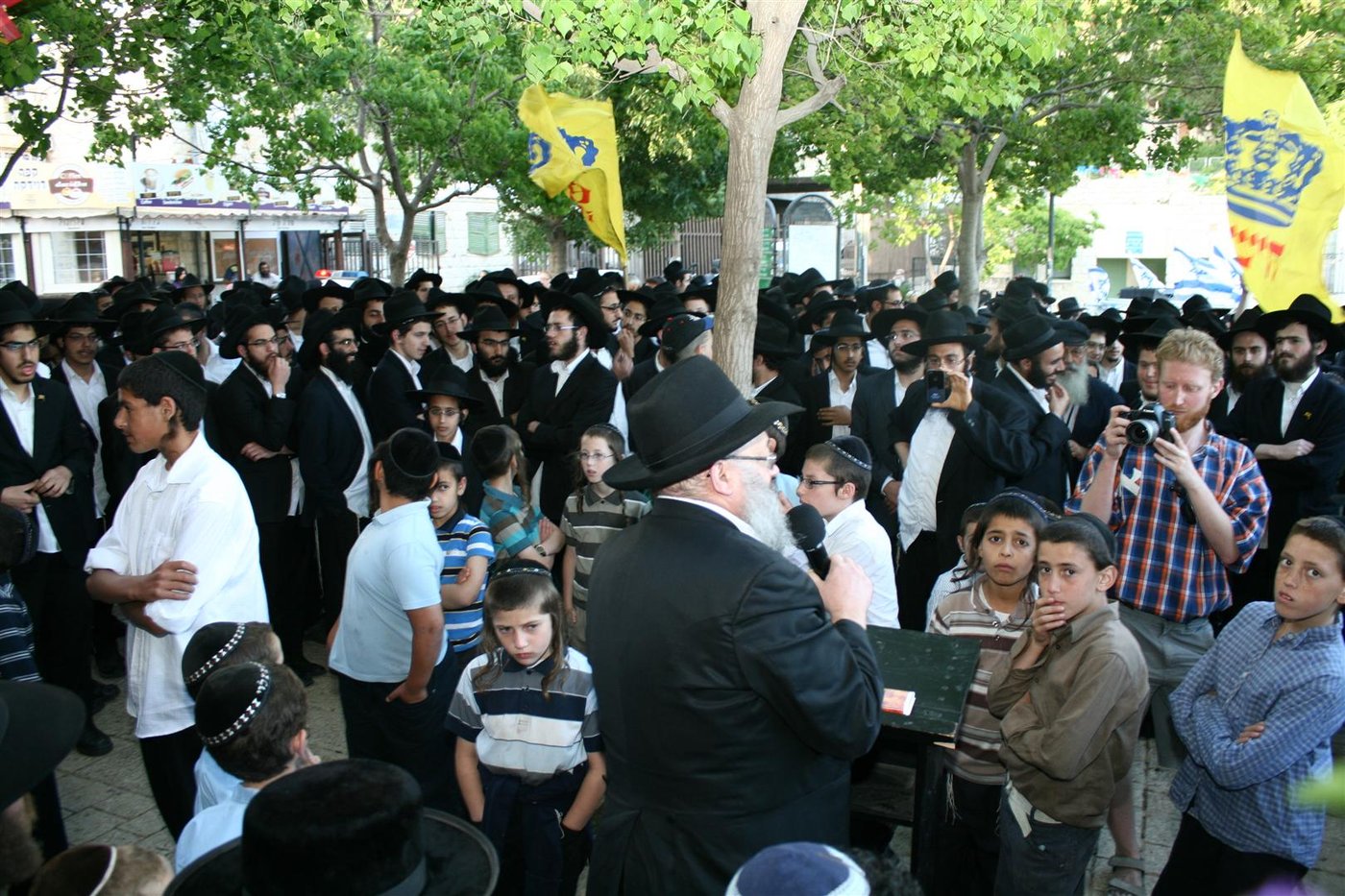 צפו בגלריה: צפת חגגה עם ספרי-התורה האבודים