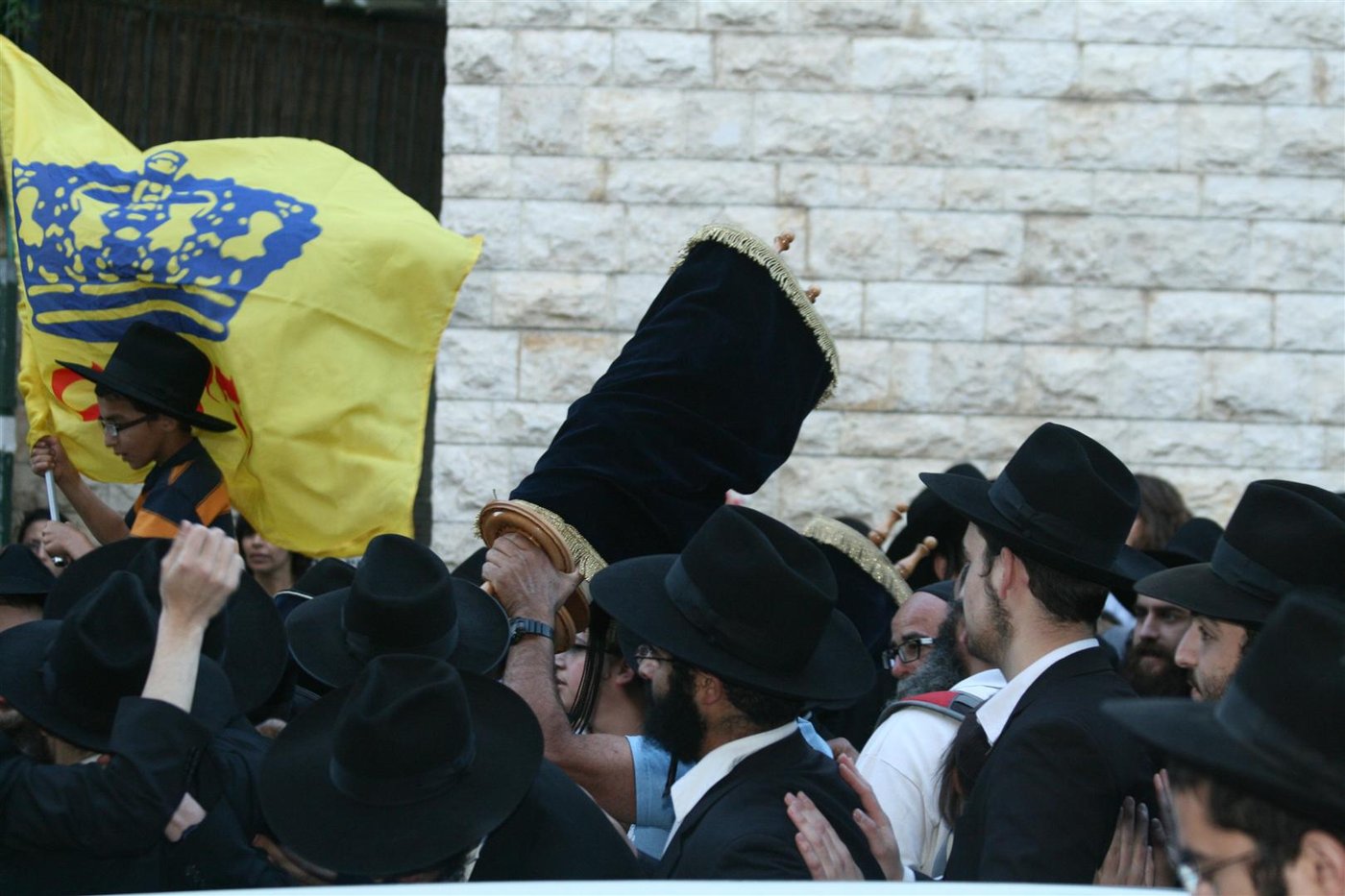 צפו בגלריה: צפת חגגה עם ספרי-התורה האבודים