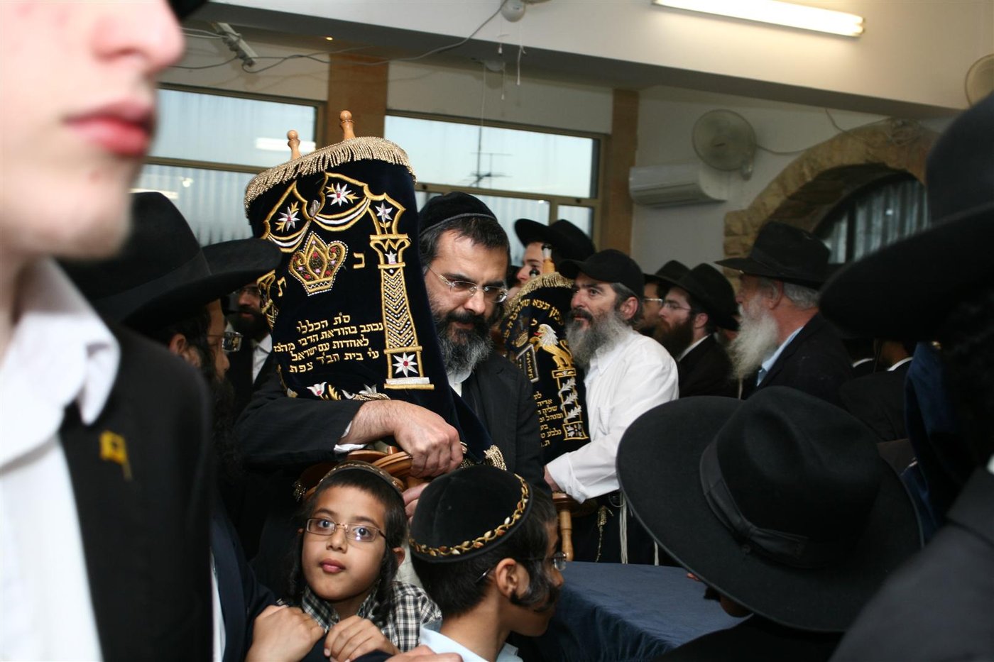 צפו בגלריה: צפת חגגה עם ספרי-התורה האבודים