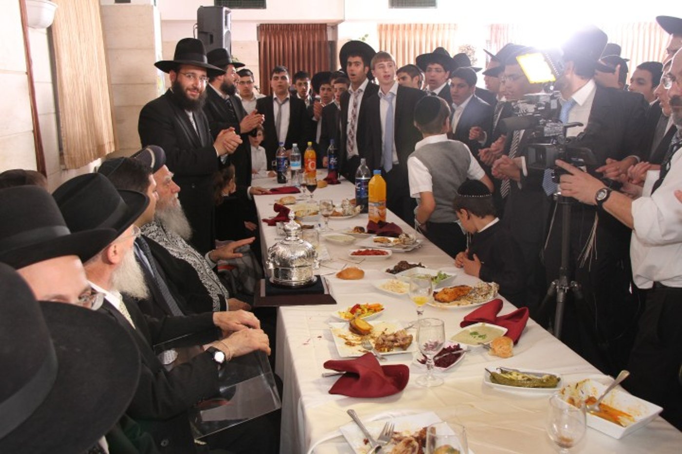גלריה: הראשון לציון הרב בקשי דורון חגג עם ספר התורה
