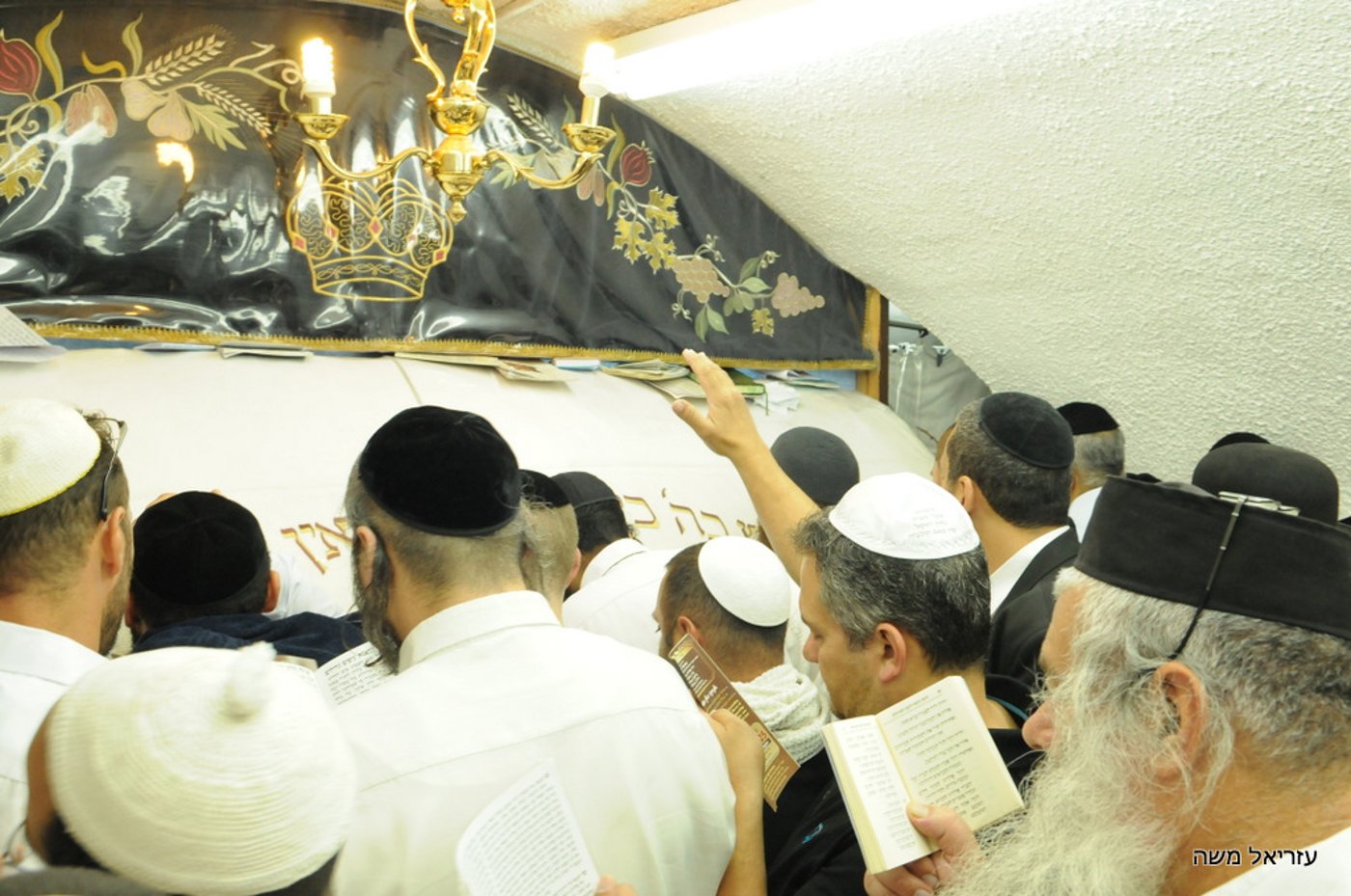 אלפים נוהרים לקבר שמואל הנביא בליווי כוחות משטרה