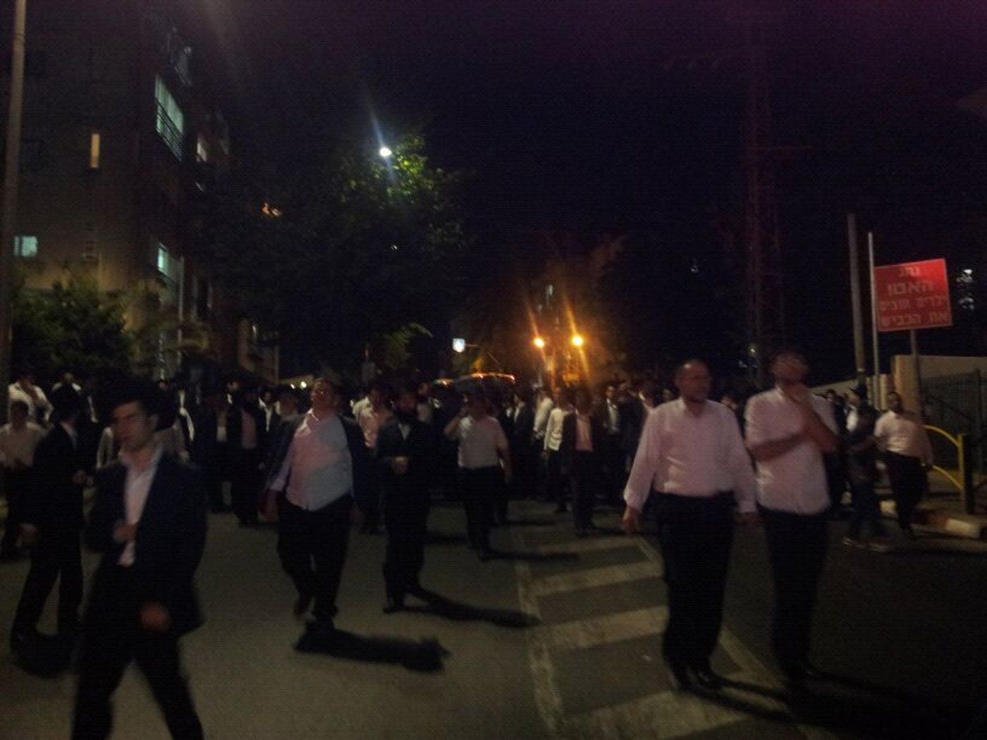 דרכו האחרונה של הרב יוסף זליכה > אלפים במסע הלוויה