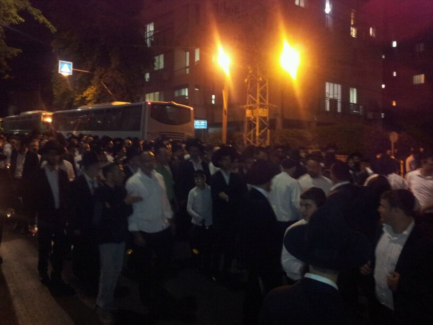 דרכו האחרונה של הרב יוסף זליכה > אלפים במסע הלוויה