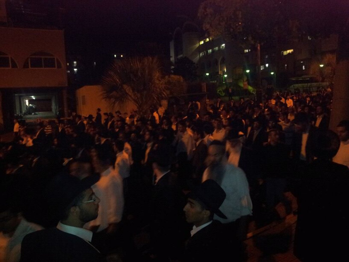 דרכו האחרונה של הרב יוסף זליכה > אלפים במסע הלוויה