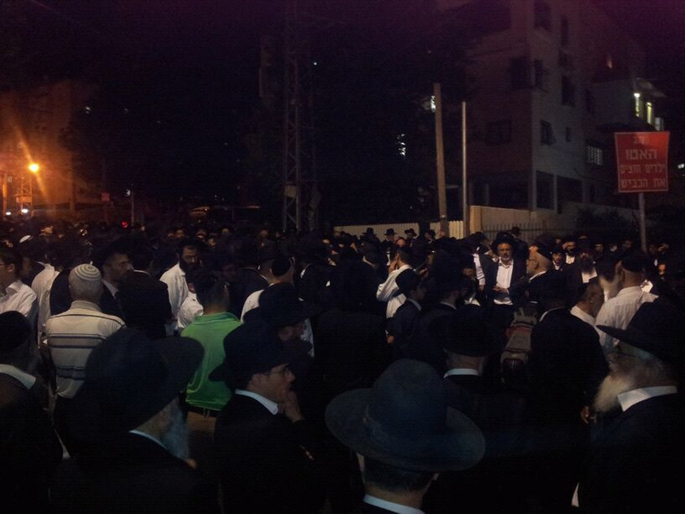 דרכו האחרונה של הרב יוסף זליכה > אלפים במסע הלוויה