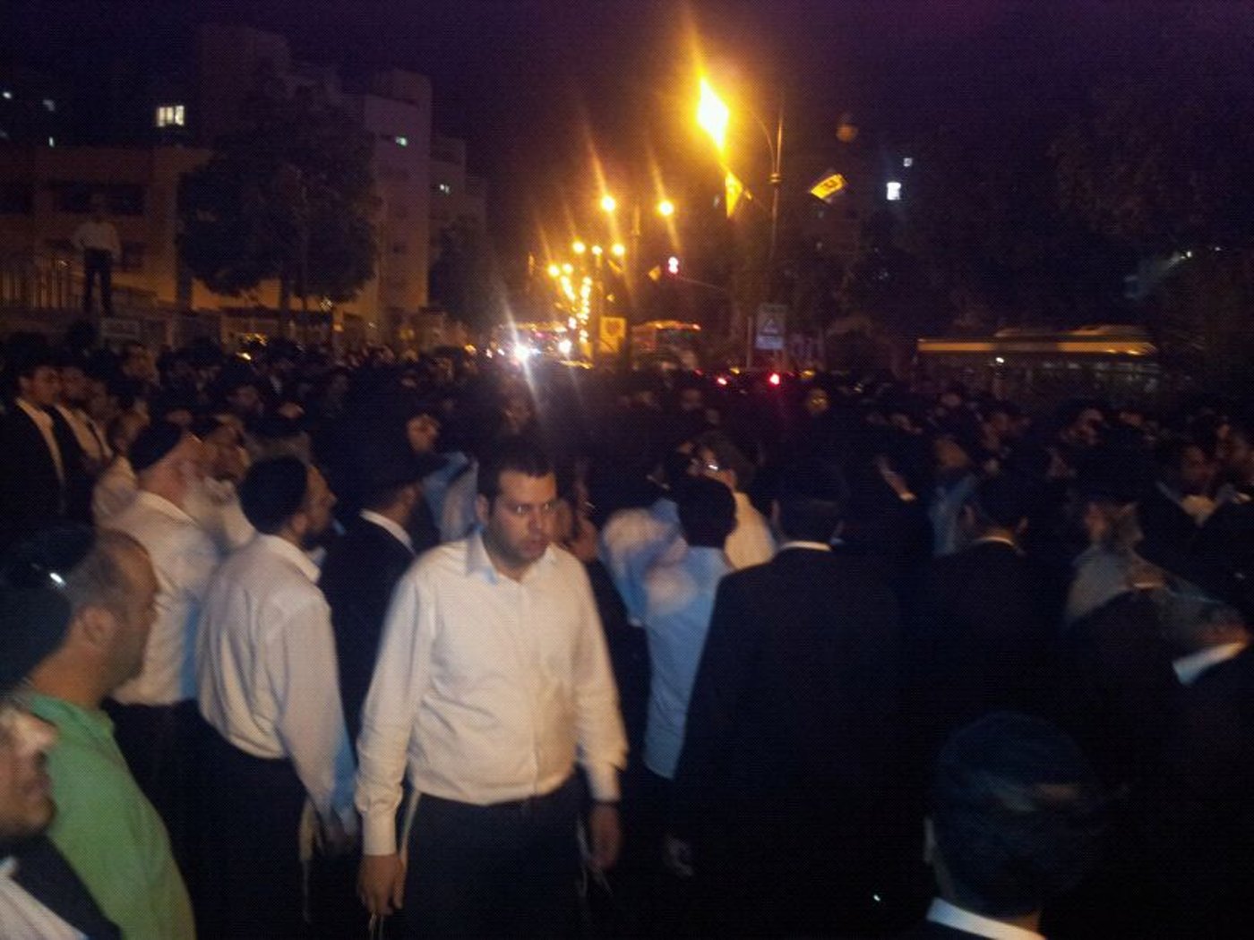 דרכו האחרונה של הרב יוסף זליכה > אלפים במסע הלוויה