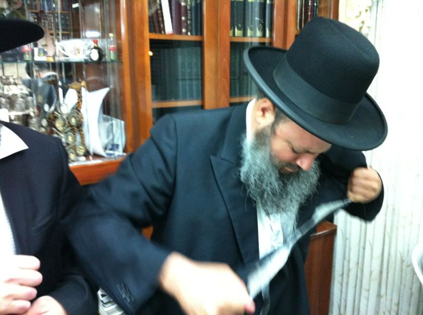 דרכו האחרונה של הרב יוסף זליכה > אלפים במסע הלוויה