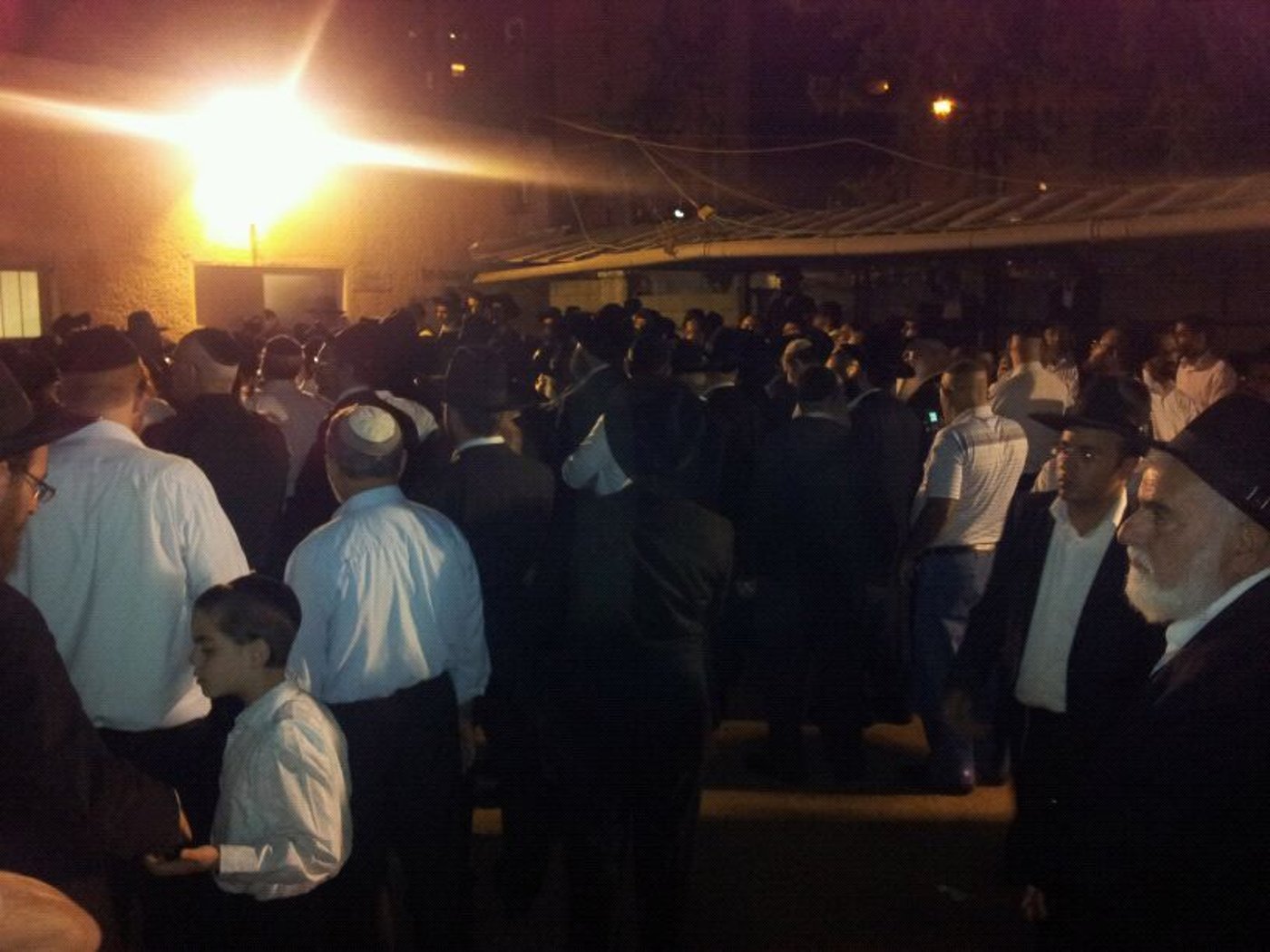דרכו האחרונה של הרב יוסף זליכה > אלפים במסע הלוויה