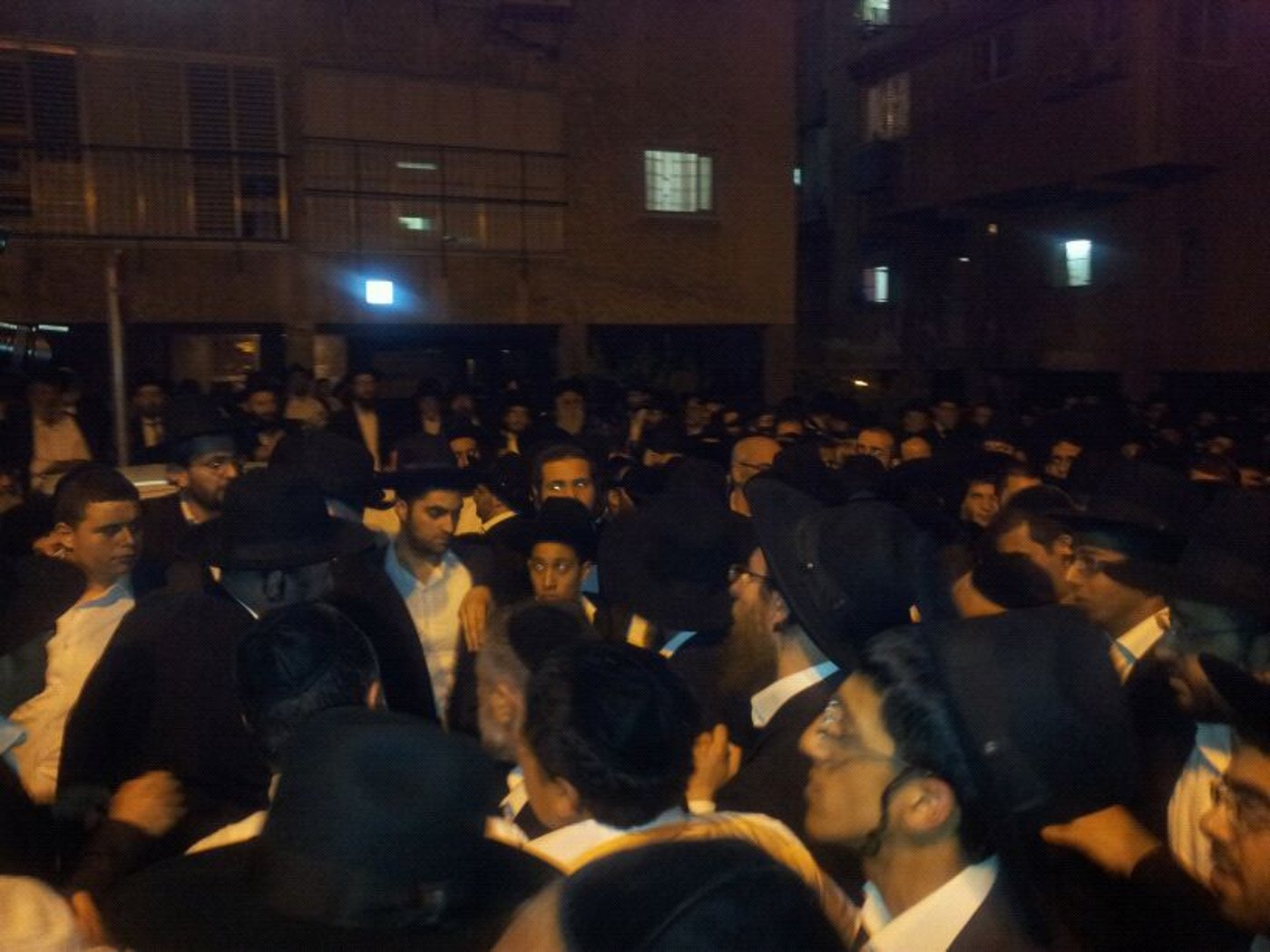 דרכו האחרונה של הרב יוסף זליכה > אלפים במסע הלוויה