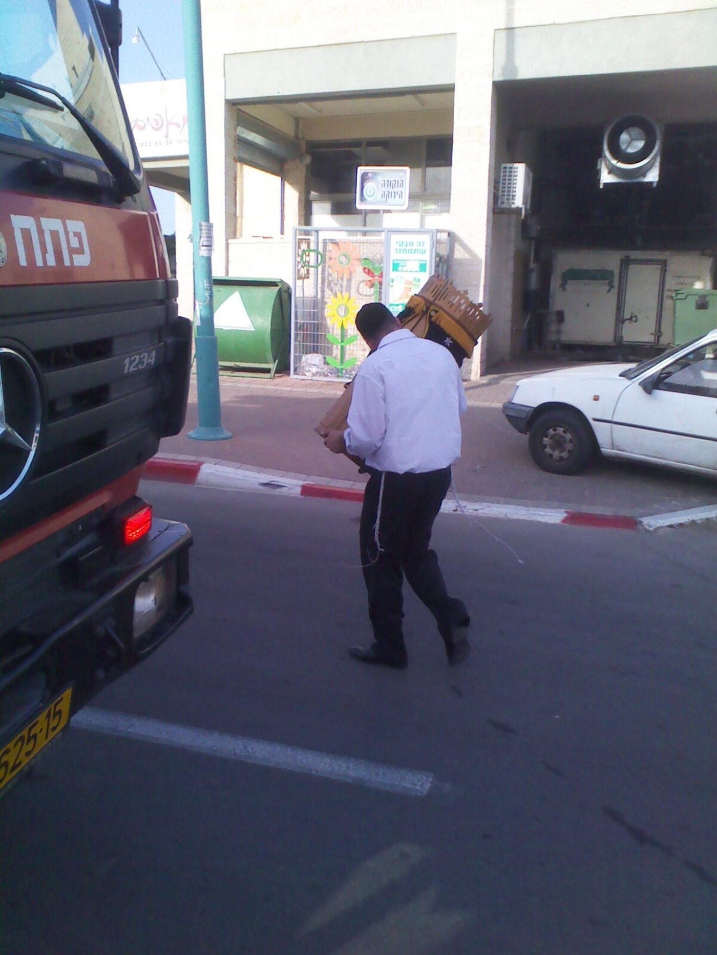 אלעד: בית הכנסת עלה באש, ספרי התורה חולצו בנס