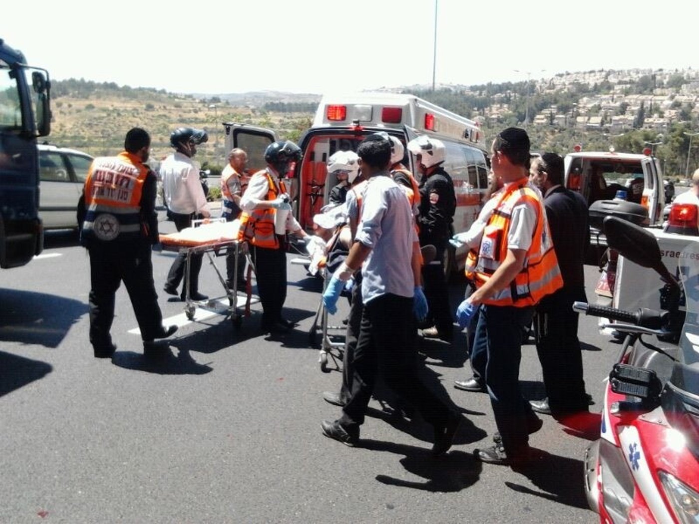 ירושלים: אופנוען חרדי נפצע קשה מפגיעת מונית