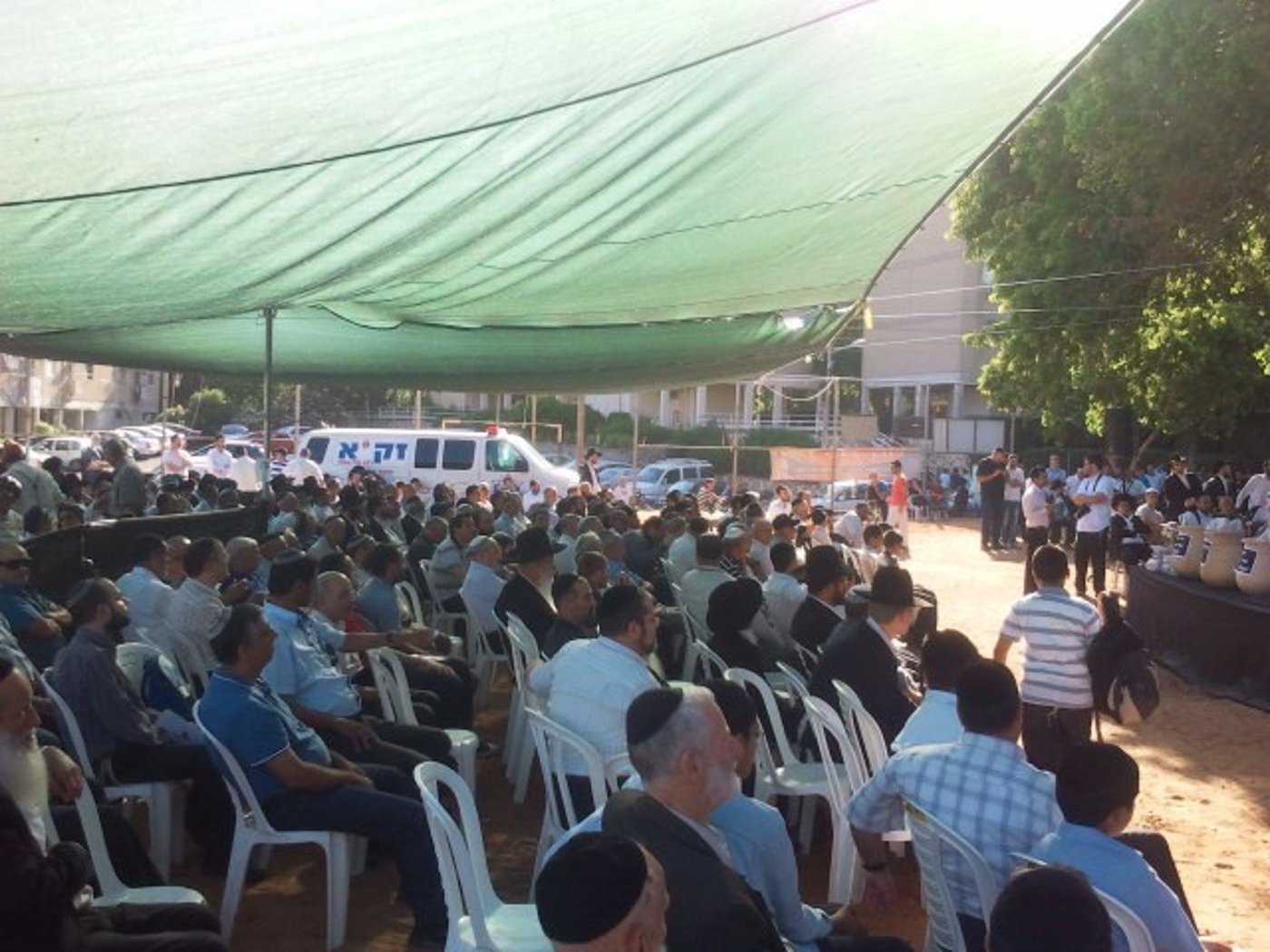 תיעוד ראשון: ספרי התורה הובאו לקבורה