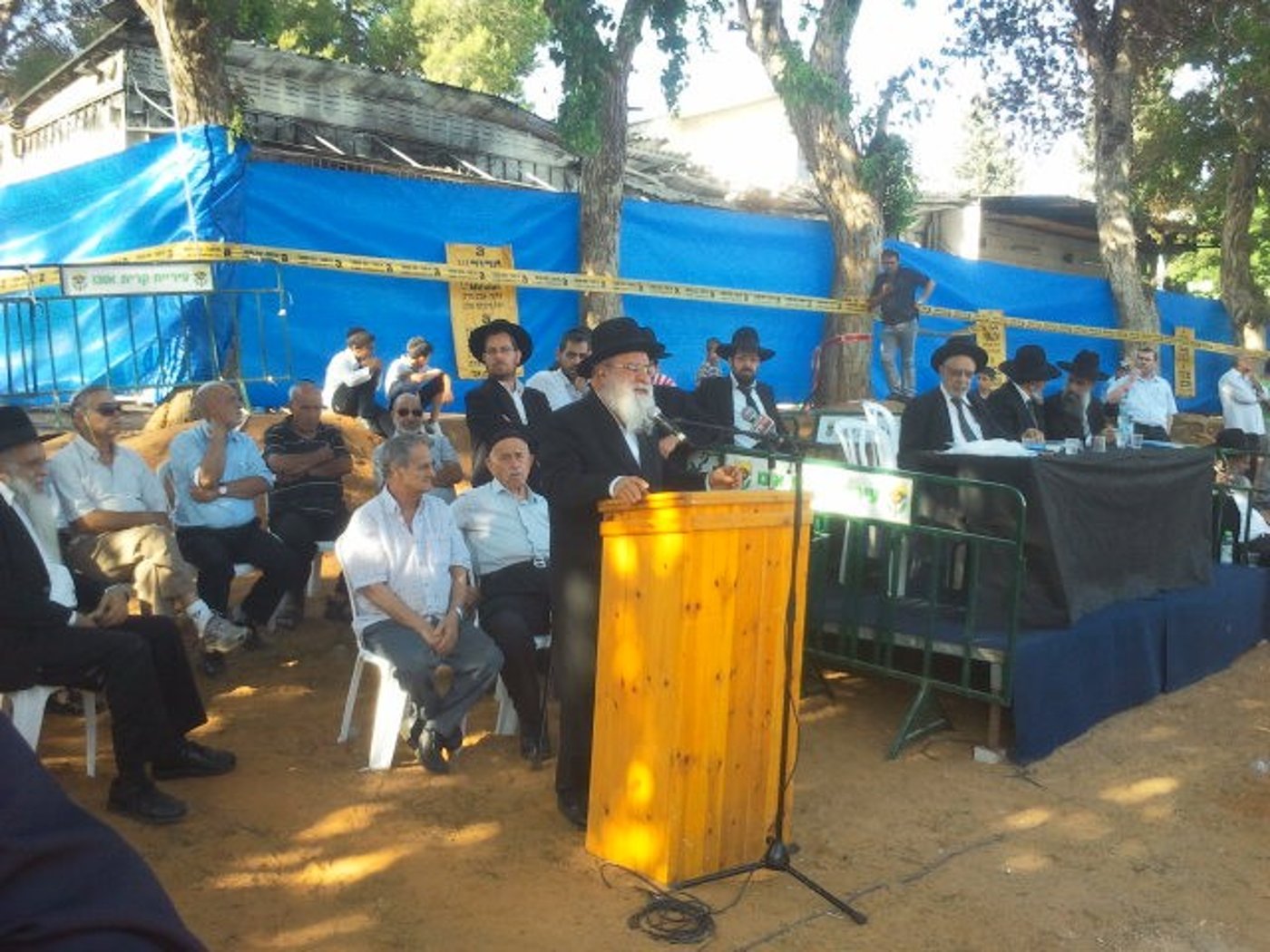 תיעוד ראשון: ספרי התורה הובאו לקבורה