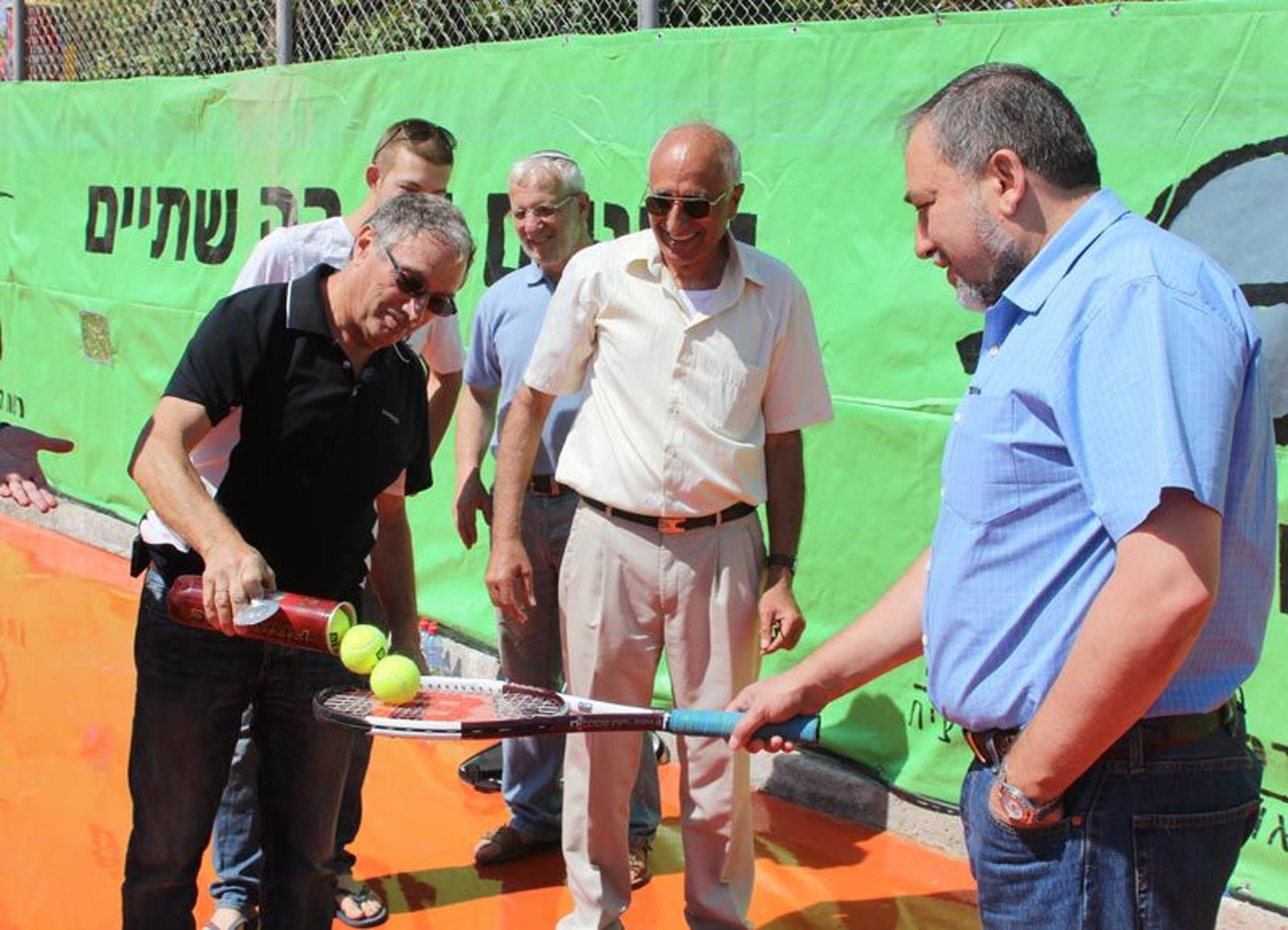 צפו: אביגדור ליברמן משחק טניס בתקוע