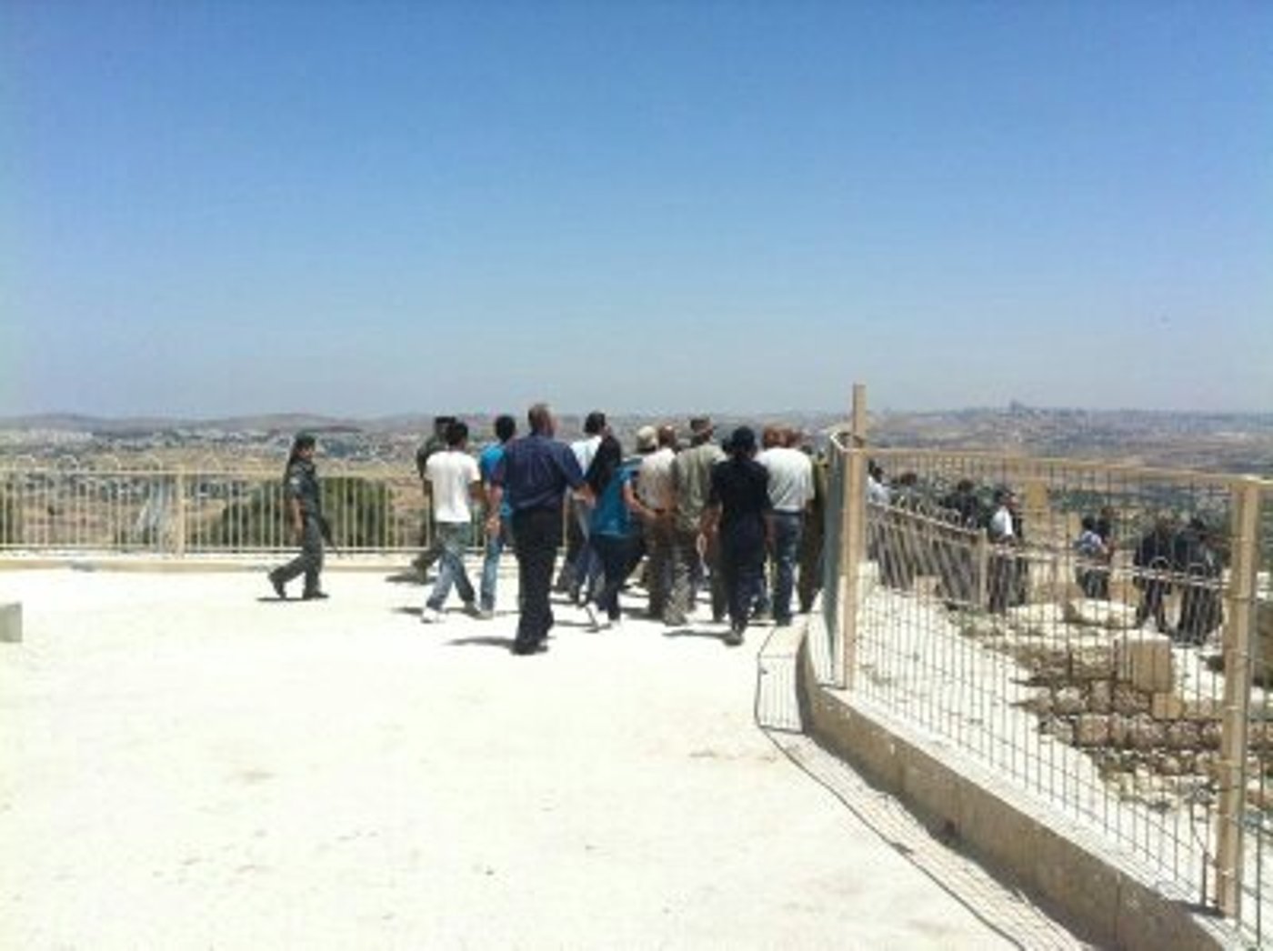 בלעדי: ראש-הממשלה הפלסטיני בקבר שמואל הנביא