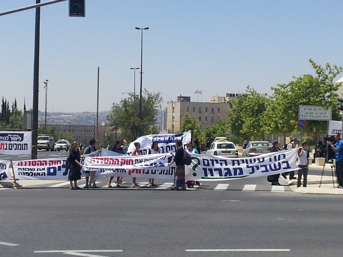 המאבק על חוק ההסדרה: מתנחלים חוסמים כבישים