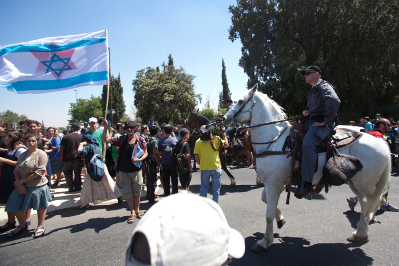 המאבק על חוק ההסדרה: מתנחלים חוסמים כבישים