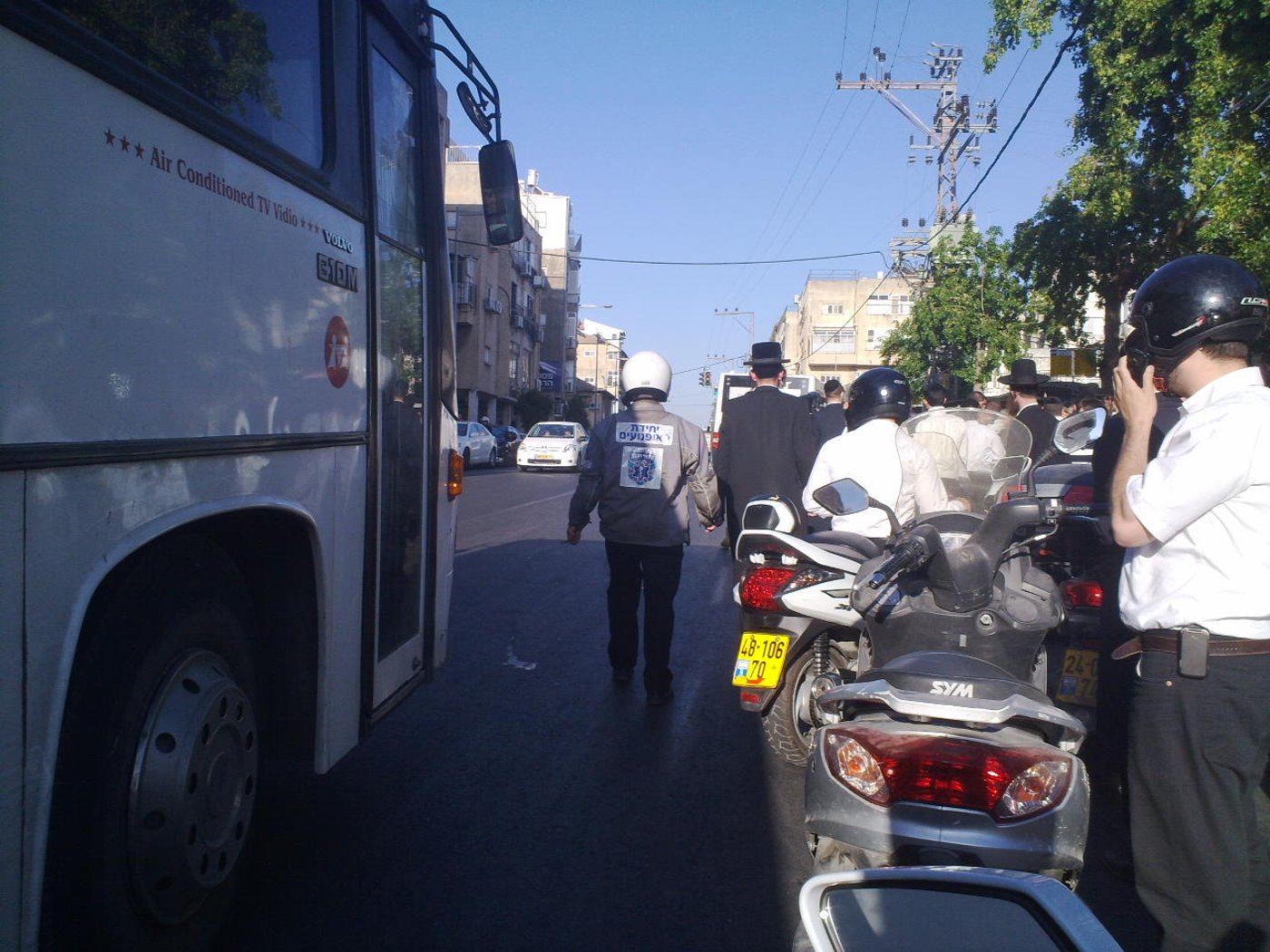 מהומה בבני-ברק: ניסה לתקוף עוברים ושבים ונלכד