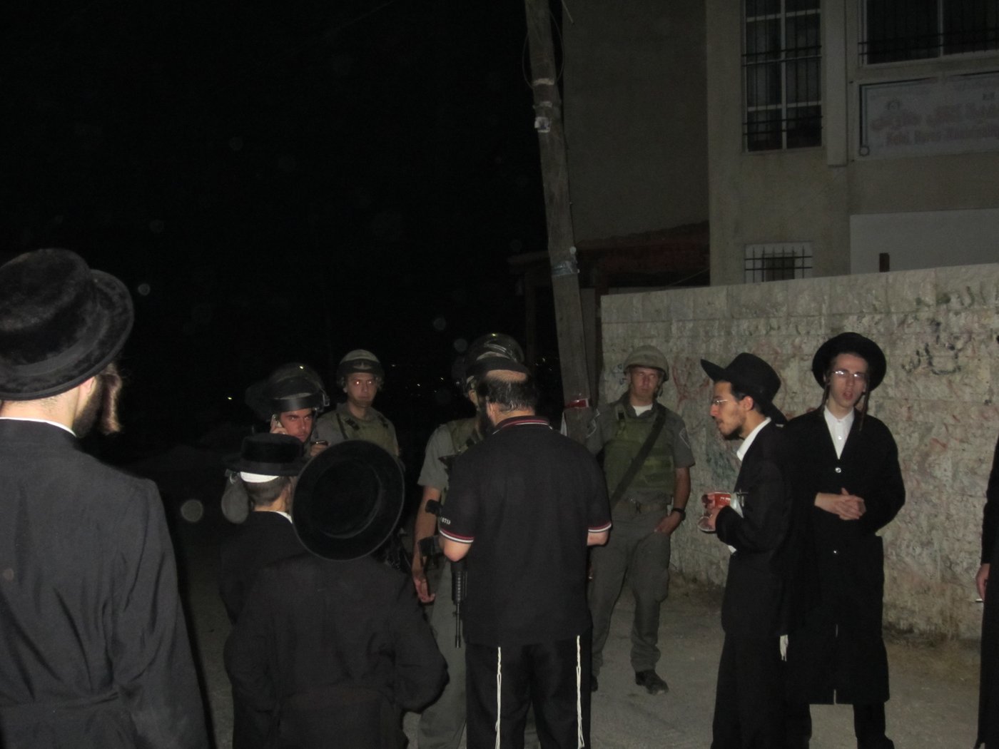 פחד באישון ליל: כך חודרים מאות מתפללים לכפר ערבי