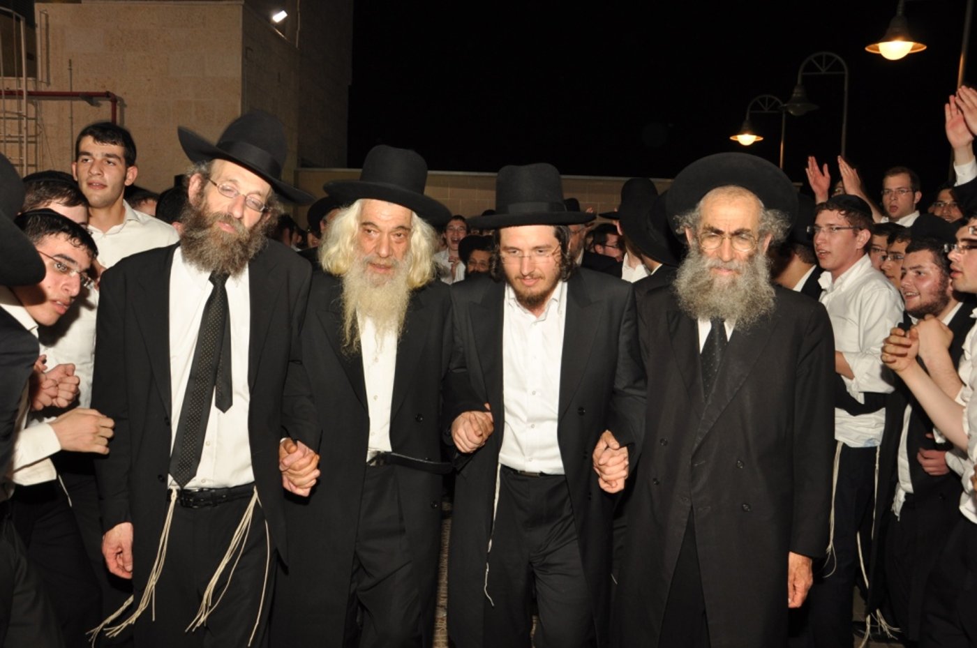 תיעוד מרהיב: השמחה של תלמידי פוניבז'