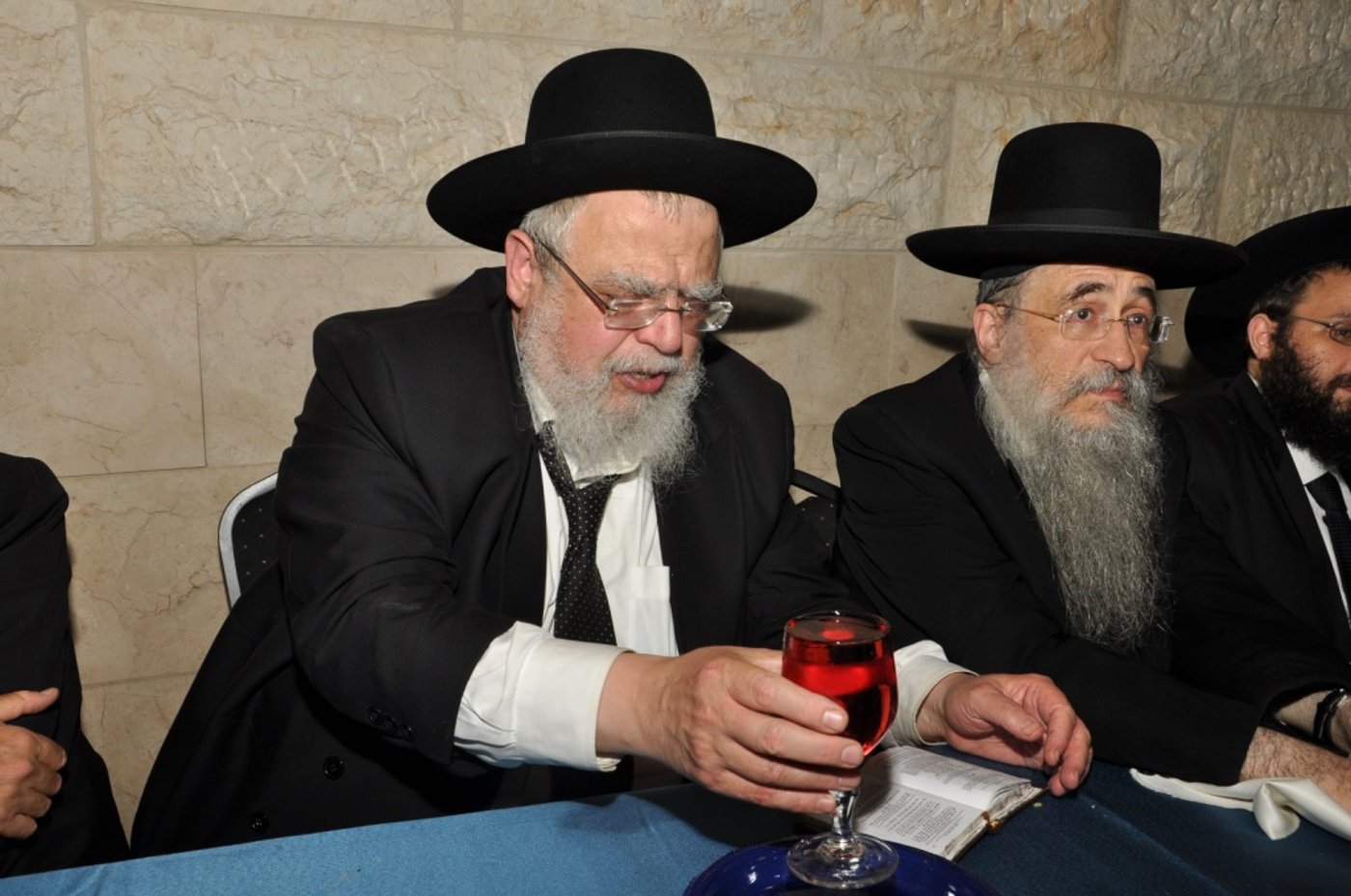 תיעוד מרהיב: השמחה של תלמידי פוניבז'