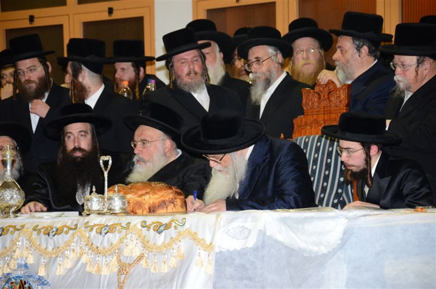תיעוד בלעדי: שמחת האירוסין לנכד האדמו"ר מצאנז