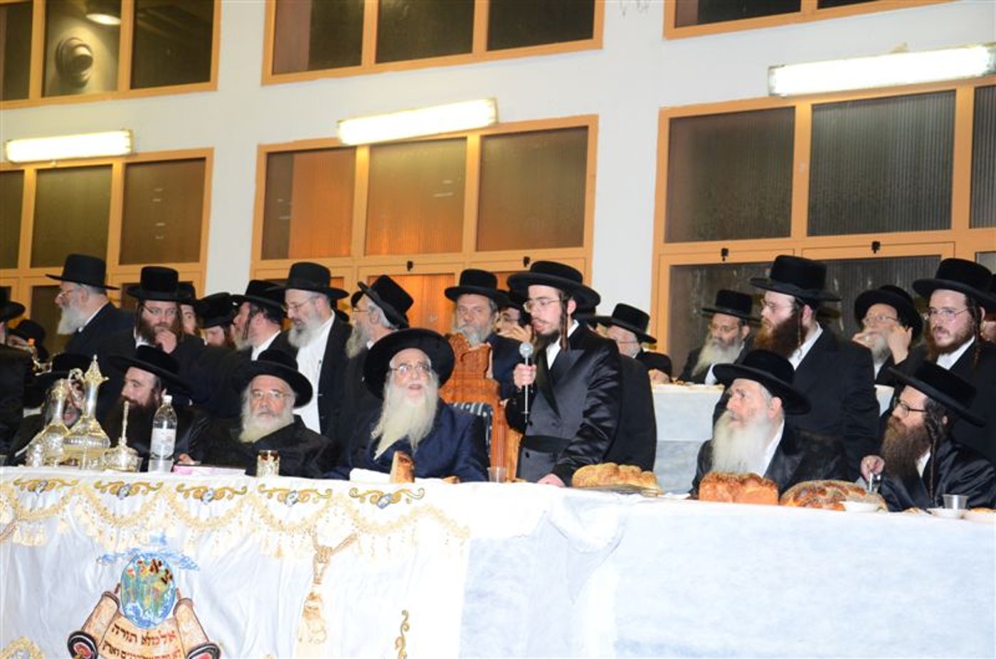 תיעוד בלעדי: שמחת האירוסין לנכד האדמו"ר מצאנז