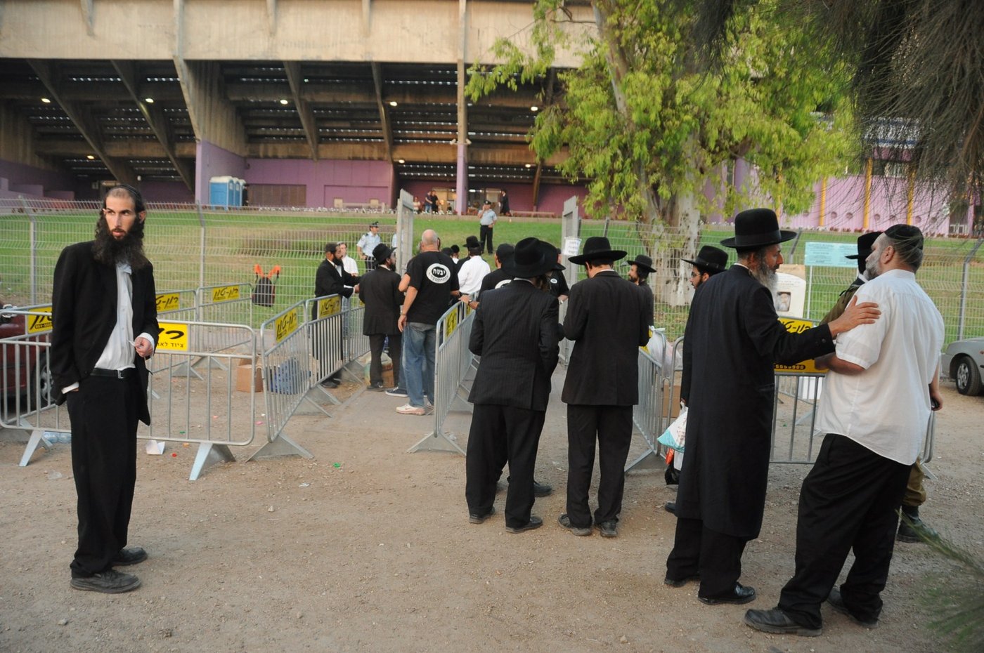 8,000 איש והרב ברלנד: צפו במעמד העוצמתי באצטדיון