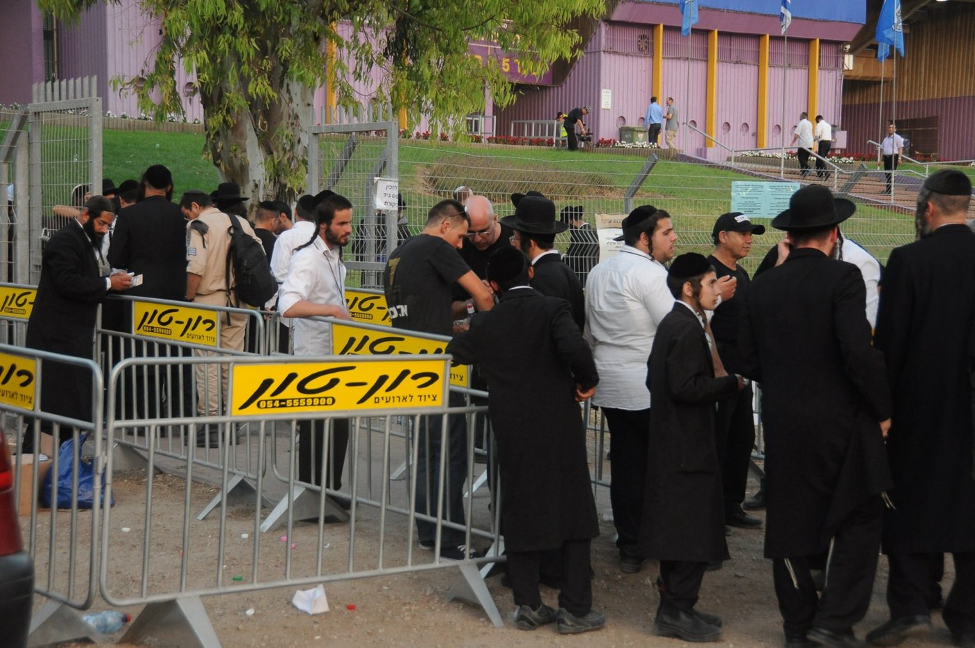 8,000 איש והרב ברלנד: צפו במעמד העוצמתי באצטדיון