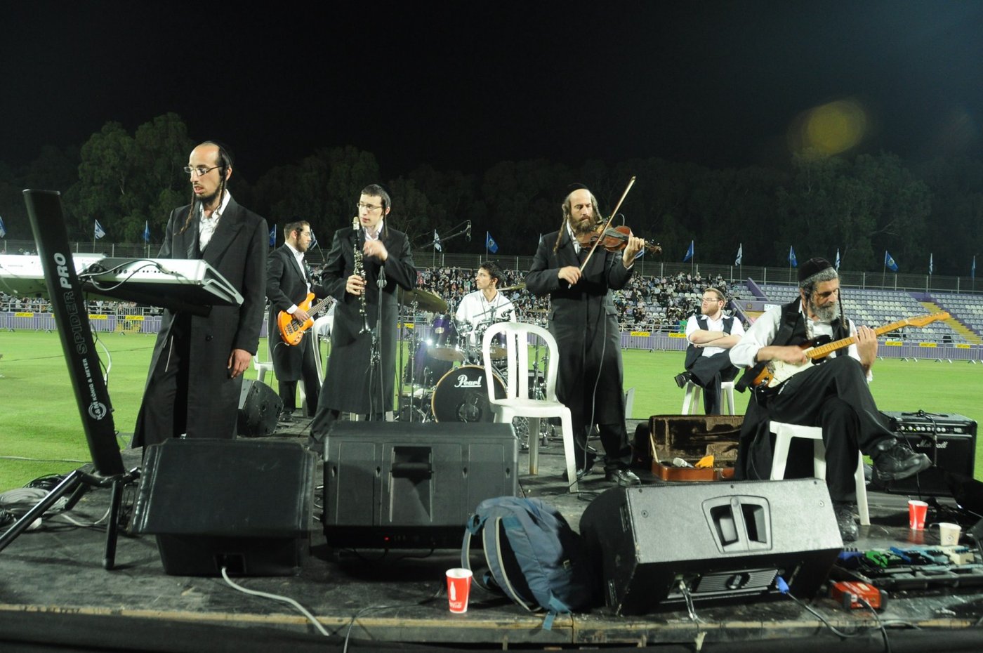 8,000 איש והרב ברלנד: צפו במעמד העוצמתי באצטדיון
