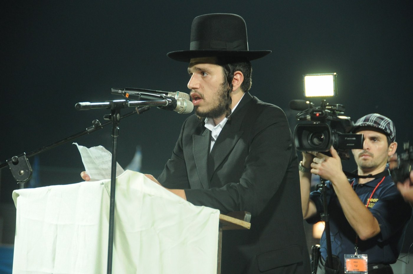8,000 איש והרב ברלנד: צפו במעמד העוצמתי באצטדיון