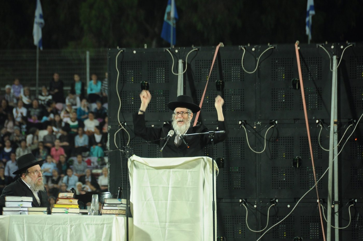8,000 איש והרב ברלנד: צפו במעמד העוצמתי באצטדיון