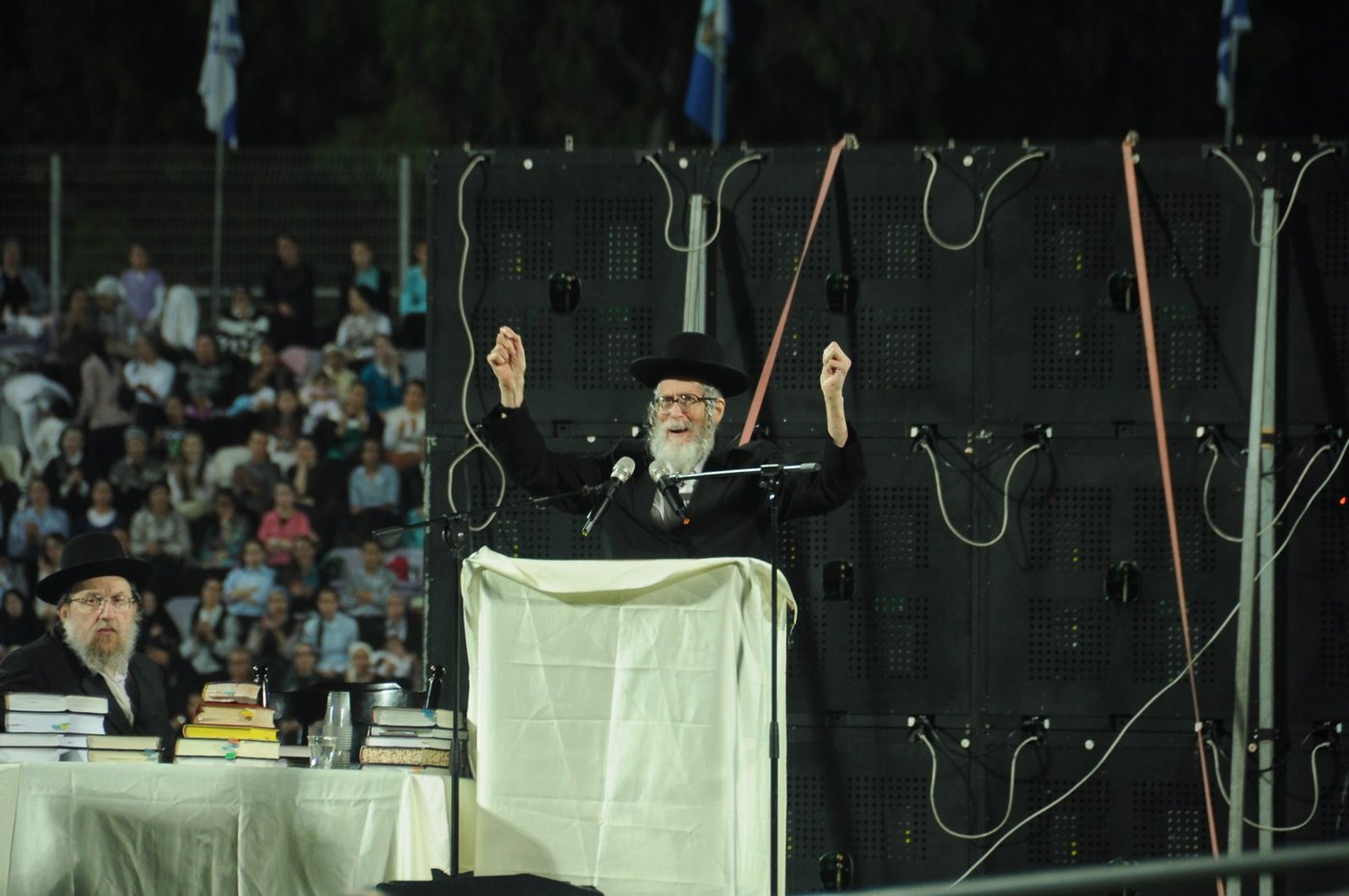 8,000 איש והרב ברלנד: צפו במעמד העוצמתי באצטדיון