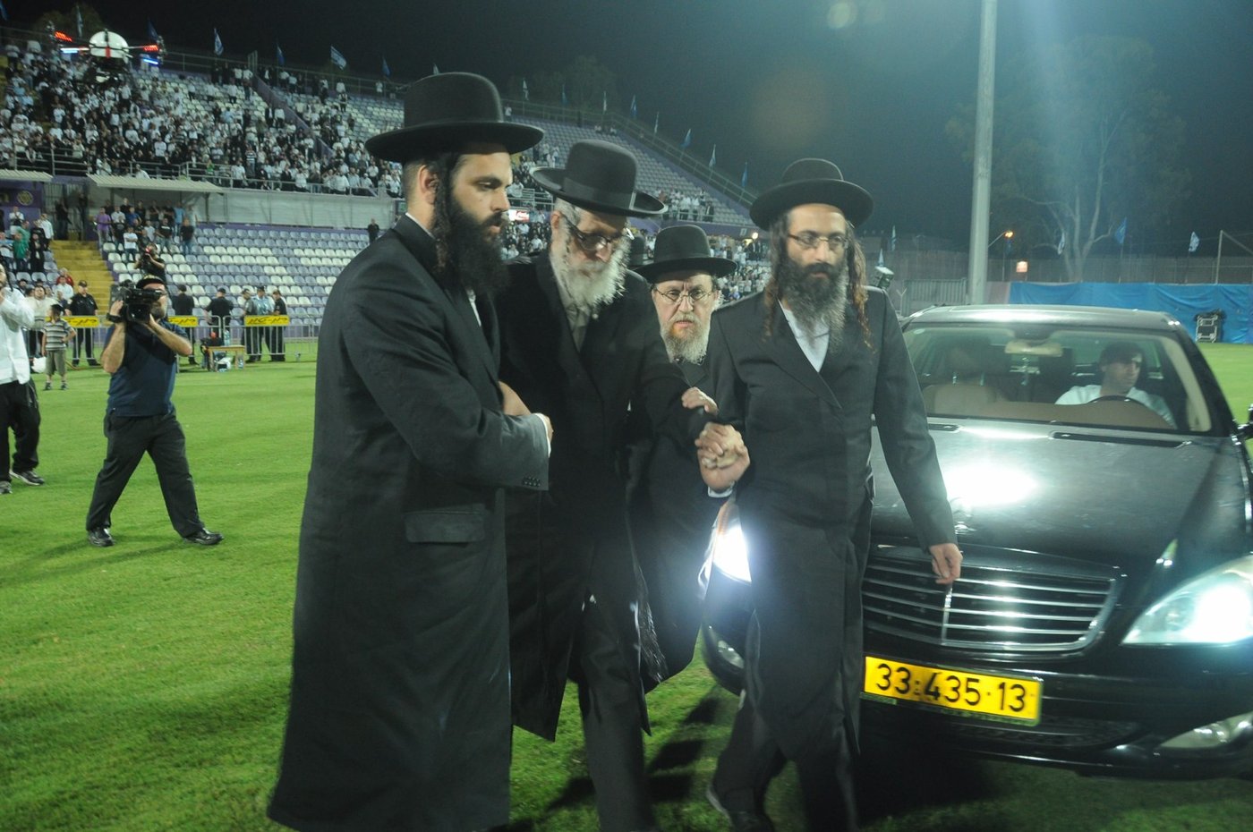 8,000 איש והרב ברלנד: צפו במעמד העוצמתי באצטדיון